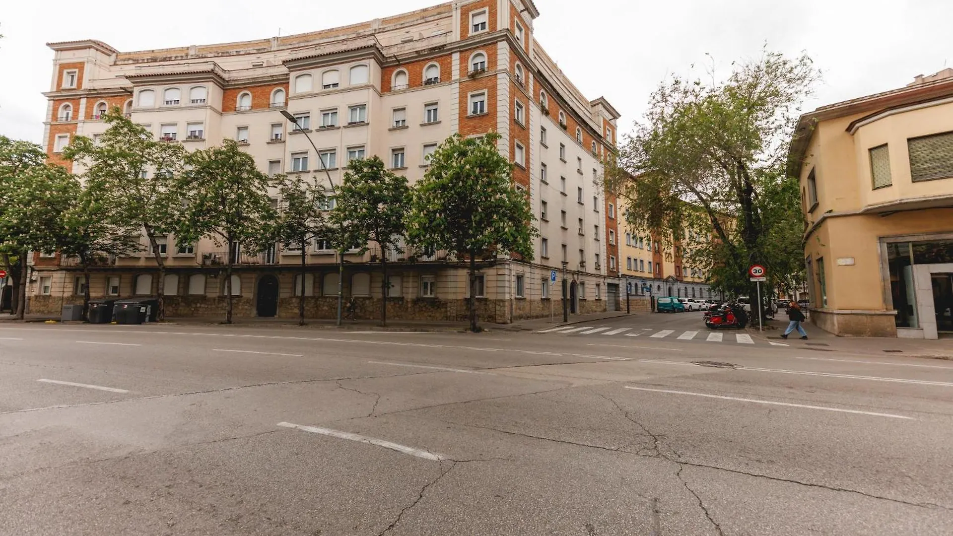 Bravissimo Turbau Entresol B, With 3 Bedrooms Girona